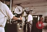 Image Les civils indiens reçoivent l'enseignement de contrôle des naissances l'Inde, 1965, de la seconde 19 séquences d'archives historiques vidéo 65675028642
