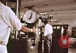 Image Les civils indiens reçoivent l'enseignement de contrôle des naissances l'Inde, 1965, de la seconde 20 séquences d'archives historiques vidéo 65675028642