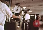 Image Les civils indiens reçoivent l'enseignement de contrôle des naissances l'Inde, 1965, de la seconde 21 séquences d'archives historiques vidéo 65675028642