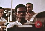 Image Les civils indiens reçoivent l'enseignement de contrôle des naissances l'Inde, 1965, de la seconde 22 séquences d'archives historiques vidéo 65675028642