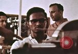 Image Les civils indiens reçoivent l'enseignement de contrôle des naissances l'Inde, 1965, de la seconde 23 séquences d'archives historiques vidéo 65675028642