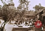 Image Les civils indiens reçoivent l'enseignement de contrôle des naissances l'Inde, 1965, de la seconde 54 séquences d'archives historiques vidéo 65675028642