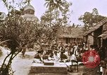 Image Les civils indiens reçoivent l'enseignement de contrôle des naissances l'Inde, 1965, de la seconde 55 séquences d'archives historiques vidéo 65675028642