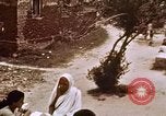 Image Les civils indiens reçoivent l'enseignement de contrôle des naissances l'Inde, 1965, de la seconde 58 séquences d'archives historiques vidéo 65675028642