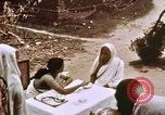 Image Les civils indiens reçoivent l'enseignement de contrôle des naissances l'Inde, 1965, de la seconde 59 séquences d'archives historiques vidéo 65675028642
