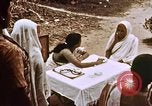 Image Les civils indiens reçoivent l'enseignement de contrôle des naissances l'Inde, 1965, de la seconde 60 séquences d'archives historiques vidéo 65675028642
