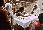 Image Les civils indiens reçoivent l'enseignement de contrôle des naissances l'Inde, 1965, de la seconde 61 séquences d'archives historiques vidéo 65675028642