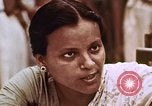 Image Les civils indiens reçoivent l'enseignement de contrôle des naissances l'Inde, 1965, de la seconde 62 séquences d'archives historiques vidéo 65675028642