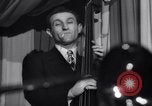 Standbild Jazz Musik bei Eddie Condon's Night Club New York City USA, 1946, aus Sekunde 3 historischem Filmmaterial Videoclip 65675028665