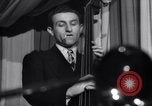 Standbild Jazz Musik bei Eddie Condon's Night Club New York City USA, 1946, aus Sekunde 14 historischem Filmmaterial Videoclip 65675028665