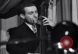 Standbild Jazz Musik bei Eddie Condon's Night Club New York City USA, 1946, aus Sekunde 18 historischem Filmmaterial Videoclip 65675028665