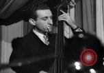 Standbild Jazz Musik bei Eddie Condon's Night Club New York City USA, 1946, aus Sekunde 20 historischem Filmmaterial Videoclip 65675028665