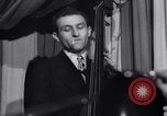 Standbild Jazz Musik bei Eddie Condon's Night Club New York City USA, 1946, aus Sekunde 23 historischem Filmmaterial Videoclip 65675028665