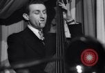 Standbild Jazz Musik bei Eddie Condon's Night Club New York City USA, 1946, aus Sekunde 26 historischem Filmmaterial Videoclip 65675028665