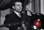 Standbild Jazz Musik bei Eddie Condon's Night Club New York City USA, 1946, aus Sekunde 27 historischem Filmmaterial Videoclip 65675028665