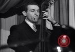 Standbild Jazz Musik bei Eddie Condon's Night Club New York City USA, 1946, aus Sekunde 28 historischem Filmmaterial Videoclip 65675028665