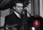 Standbild Jazz Musik bei Eddie Condon's Night Club New York City USA, 1946, aus Sekunde 29 historischem Filmmaterial Videoclip 65675028665