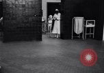 Immagine di Crippled bambino con un infermiere United States USA, 1920, secondo 3 filmato di repertorio 65675028690