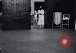Immagine di Crippled bambino con un infermiere United States USA, 1920, secondo 4 filmato di repertorio 65675028690
