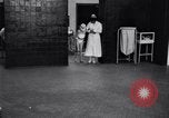Immagine di Crippled bambino con un infermiere United States USA, 1920, secondo 5 filmato di repertorio 65675028690