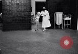 Immagine di Crippled bambino con un infermiere United States USA, 1920, secondo 7 filmato di repertorio 65675028690