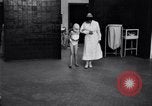 Immagine di Crippled bambino con un infermiere United States USA, 1920, secondo 10 filmato di repertorio 65675028690
