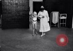 Immagine di Crippled bambino con un infermiere United States USA, 1920, secondo 12 filmato di repertorio 65675028690