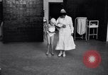 Immagine di Crippled bambino con un infermiere United States USA, 1920, secondo 13 filmato di repertorio 65675028690