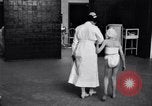 Immagine di Crippled bambino con un infermiere United States USA, 1920, secondo 21 filmato di repertorio 65675028690