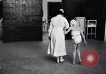 Immagine di Crippled bambino con un infermiere United States USA, 1920, secondo 22 filmato di repertorio 65675028690