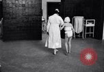 Immagine di Crippled bambino con un infermiere United States USA, 1920, secondo 24 filmato di repertorio 65675028690