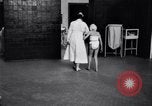 Immagine di Crippled bambino con un infermiere United States USA, 1920, secondo 26 filmato di repertorio 65675028690