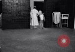 Immagine di Crippled bambino con un infermiere United States USA, 1920, secondo 30 filmato di repertorio 65675028690