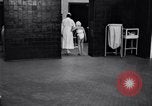 Immagine di Crippled bambino con un infermiere United States USA, 1920, secondo 32 filmato di repertorio 65675028690