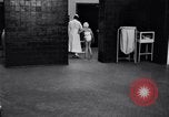 Immagine di Crippled bambino con un infermiere United States USA, 1920, secondo 33 filmato di repertorio 65675028690