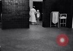 Immagine di Crippled bambino con un infermiere United States USA, 1920, secondo 34 filmato di repertorio 65675028690