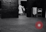 Immagine di Crippled bambino con un infermiere United States USA, 1920, secondo 35 filmato di repertorio 65675028690