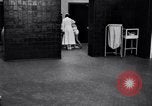 Immagine di Crippled bambino con un infermiere United States USA, 1920, secondo 36 filmato di repertorio 65675028690