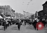 Standbild akademischen Prozessionen Albion Michigan USA, 1920, aus Sekunde 15 historischem Filmmaterial Videoclip 65675028694