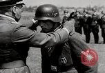 Standbild Deutsche Antiaircraft Crew Deutschland, 1944, aus Sekunde 27 historischem Filmmaterial Videoclip 65675028702