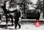Image construc tentes en bois la Russie, 1944, de la seconde 59 séquences d'archives historiques vidéo 65675028703