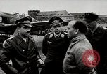 Standbild Adolf Galland allgemeine Der Jagdfleiger besuche AFB Berlin-Staaken Deutschland, 1944, aus Sekunde 1 historischem Filmmaterial Videoclip 65675028706