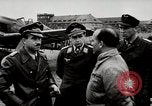Standbild Adolf Galland allgemeine Der Jagdfleiger besuche AFB Berlin-Staaken Deutschland, 1944, aus Sekunde 3 historischem Filmmaterial Videoclip 65675028706