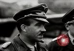 Standbild Adolf Galland allgemeine Der Jagdfleiger besuche AFB Berlin-Staaken Deutschland, 1944, aus Sekunde 4 historischem Filmmaterial Videoclip 65675028706