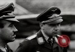 Standbild Adolf Galland allgemeine Der Jagdfleiger besuche AFB Berlin-Staaken Deutschland, 1944, aus Sekunde 6 historischem Filmmaterial Videoclip 65675028706