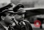 Standbild Adolf Galland allgemeine Der Jagdfleiger besuche AFB Berlin-Staaken Deutschland, 1944, aus Sekunde 7 historischem Filmmaterial Videoclip 65675028706