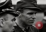 Standbild Adolf Galland allgemeine Der Jagdfleiger besuche AFB Berlin-Staaken Deutschland, 1944, aus Sekunde 10 historischem Filmmaterial Videoclip 65675028706