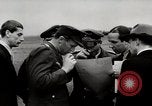 Standbild Adolf Galland allgemeine Der Jagdfleiger besuche AFB Berlin-Staaken Deutschland, 1944, aus Sekunde 12 historischem Filmmaterial Videoclip 65675028706
