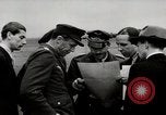 Standbild Adolf Galland allgemeine Der Jagdfleiger besuche AFB Berlin-Staaken Deutschland, 1944, aus Sekunde 13 historischem Filmmaterial Videoclip 65675028706