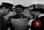 Standbild Adolf Galland allgemeine Der Jagdfleiger besuche AFB Berlin-Staaken Deutschland, 1944, aus Sekunde 14 historischem Filmmaterial Videoclip 65675028706